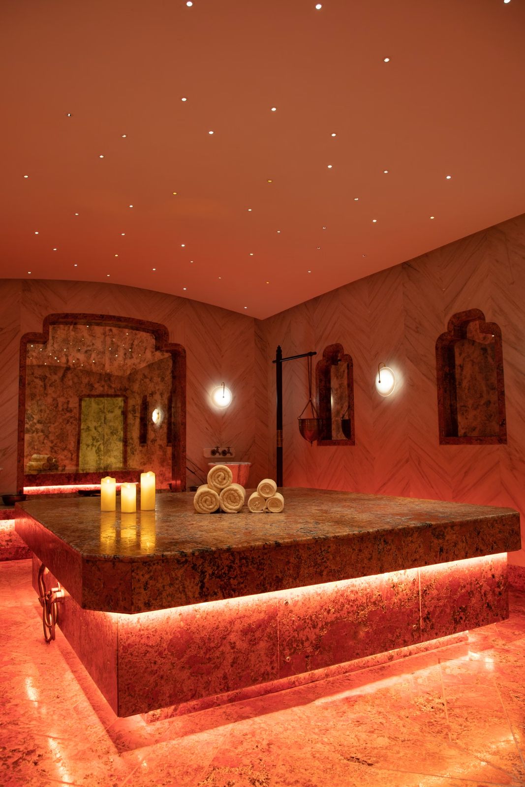 Mum ışığında sıcak hamam
